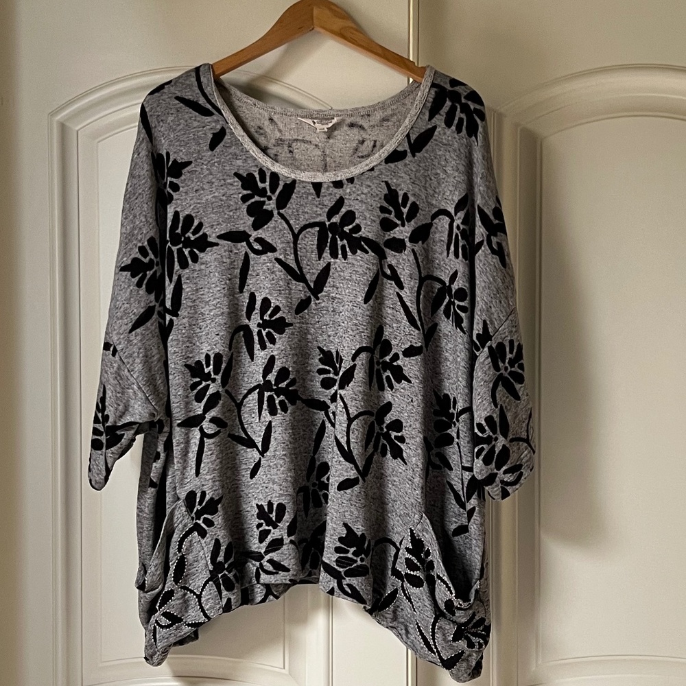 Graphic Black and Gray Block Print Top in Size 3W-4W